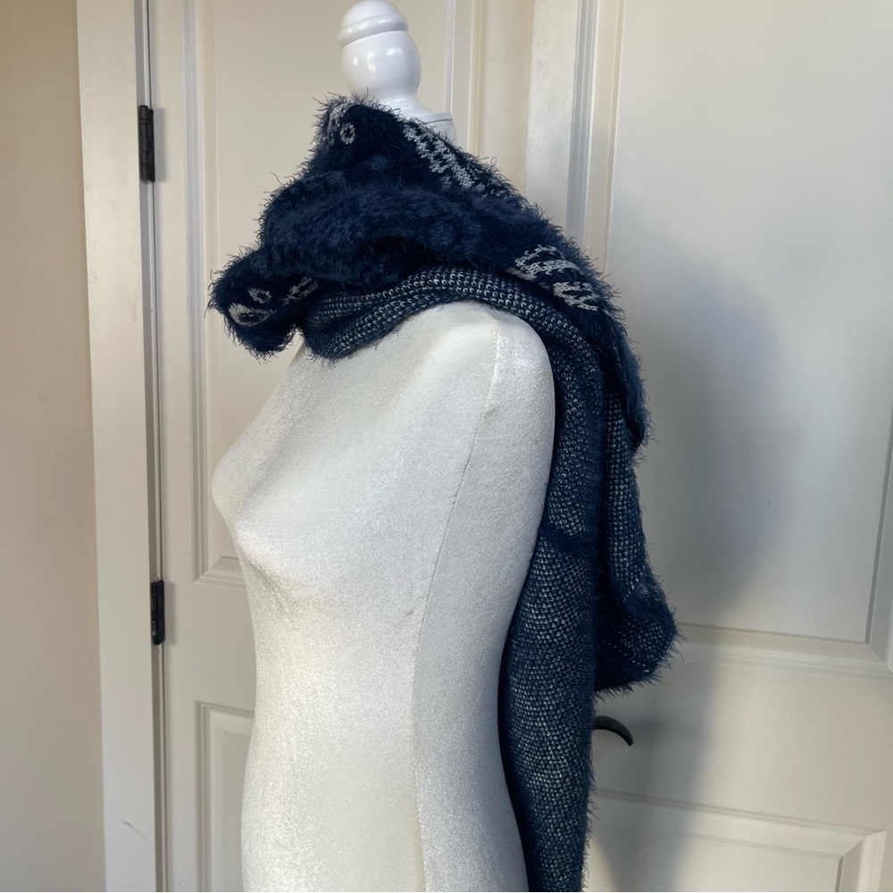 Cashmere Blend, Reversible Navy and White Paisley Print Poncho - Picture 7 of 9